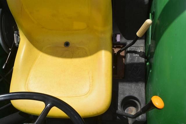 Image of John Deere 5205 equipment image 4