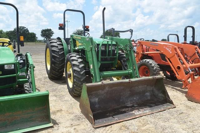 Image of John Deere 5205 equipment image 3