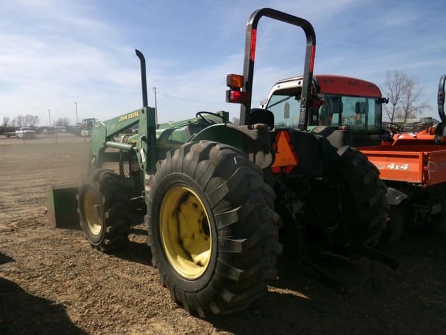 Image of John Deere 5205 equipment image 1