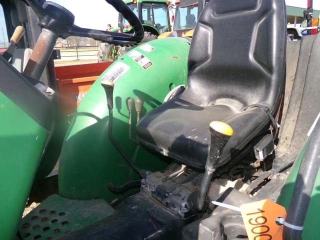 Image of John Deere 5205 equipment image 4
