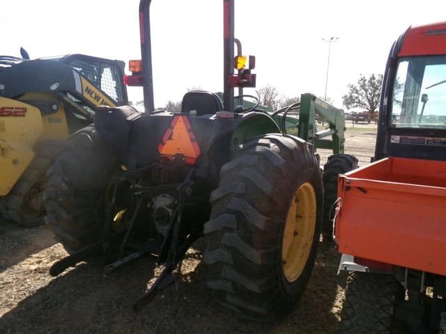 Image of John Deere 5205 equipment image 2