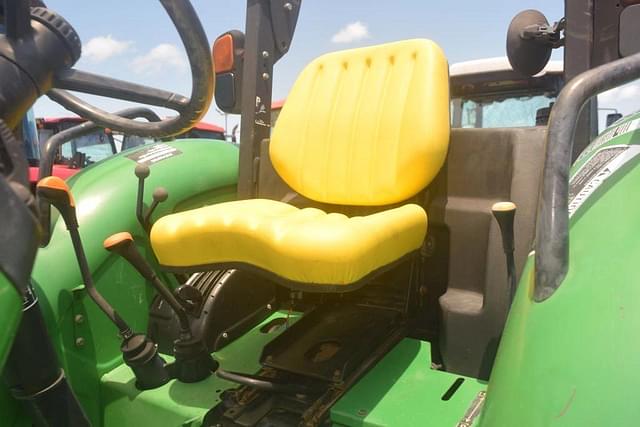 Image of John Deere 5525 equipment image 4