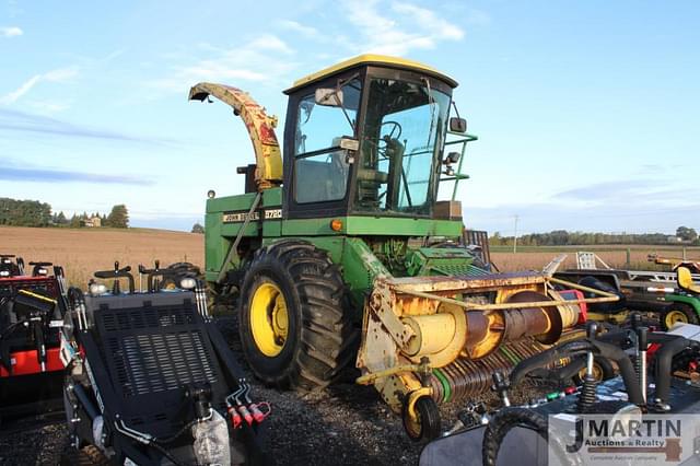 Image of John Deere 5720 equipment image 1