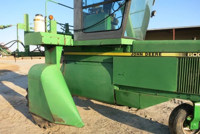Image of John Deere 6000 equipment image 2