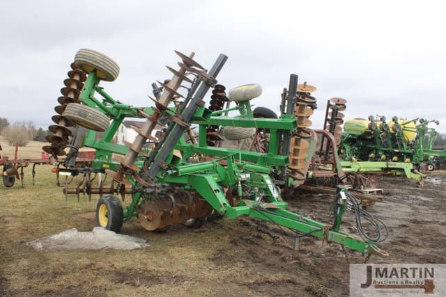 Image of John Deere 637 equipment image 1