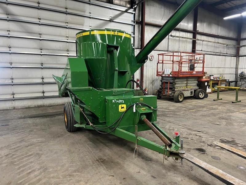 John Deere 700 Equipment Image0