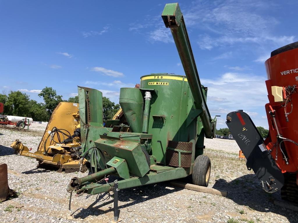 Image of John Deere 700 Image 0