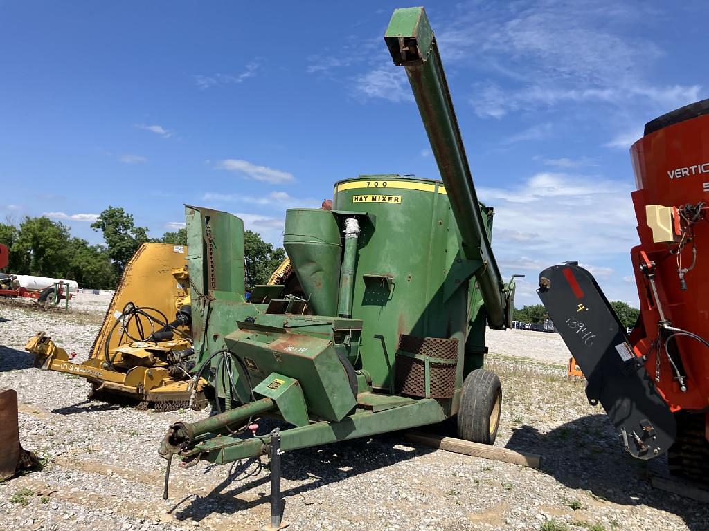 Image of John Deere 700 Image 0