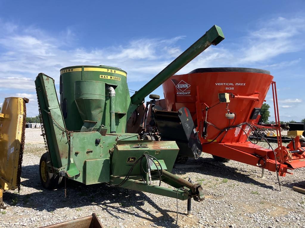 Image of John Deere 700 Image 1