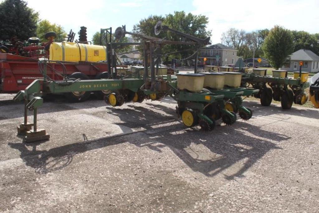 Image of John Deere 7000 Primary image