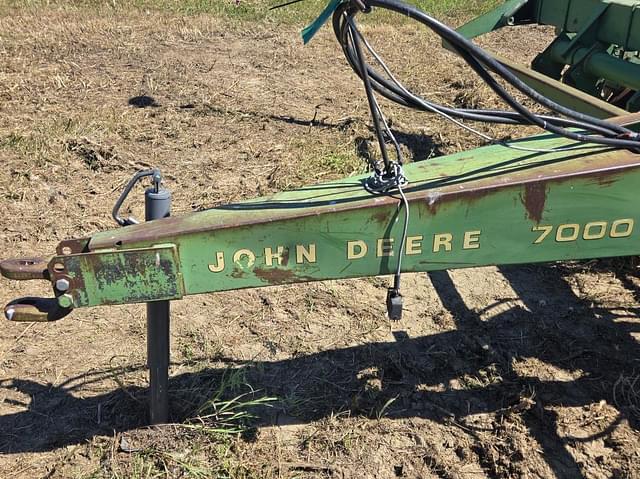 Image of John Deere 7000 equipment image 2