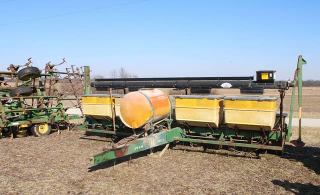 Image of John Deere 7000 equipment image 1