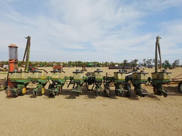 Image of John Deere 7000 equipment image 1