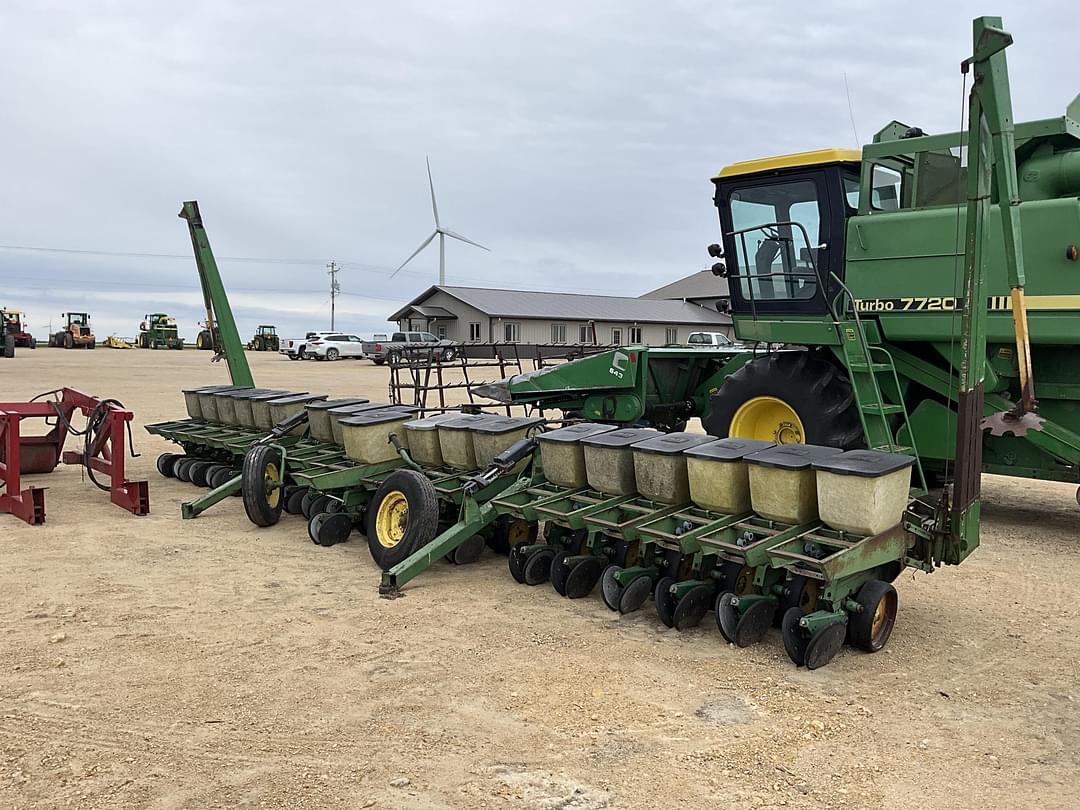 Image of John Deere 7100 Primary image