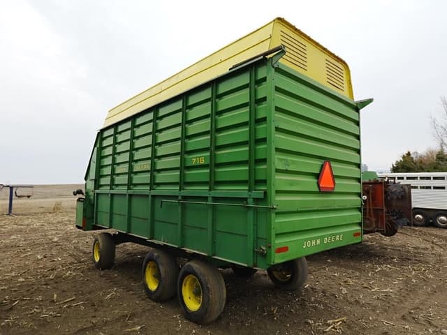Image of John Deere 716 equipment image 1