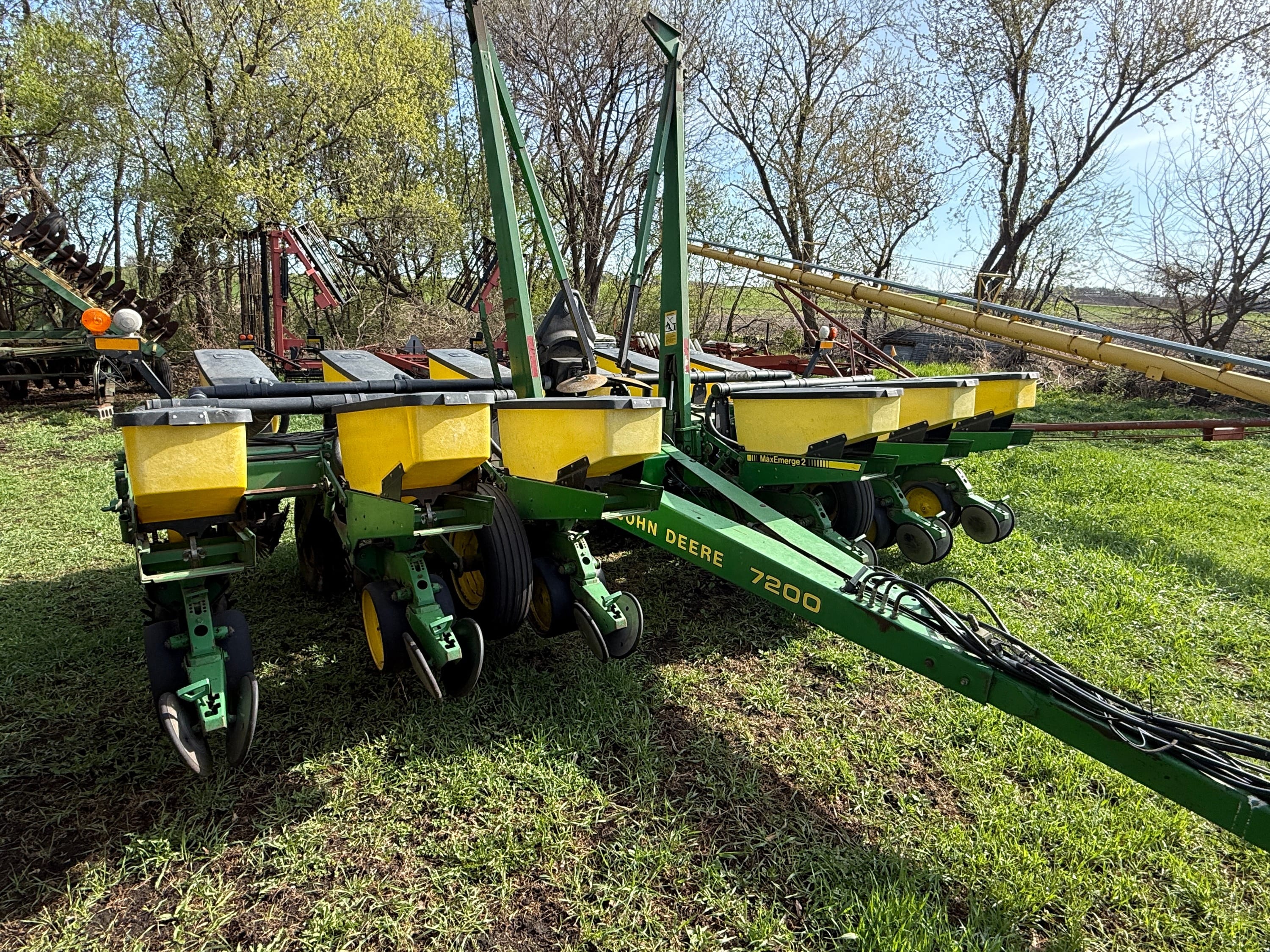 John Deere 7200 Equipment Image0