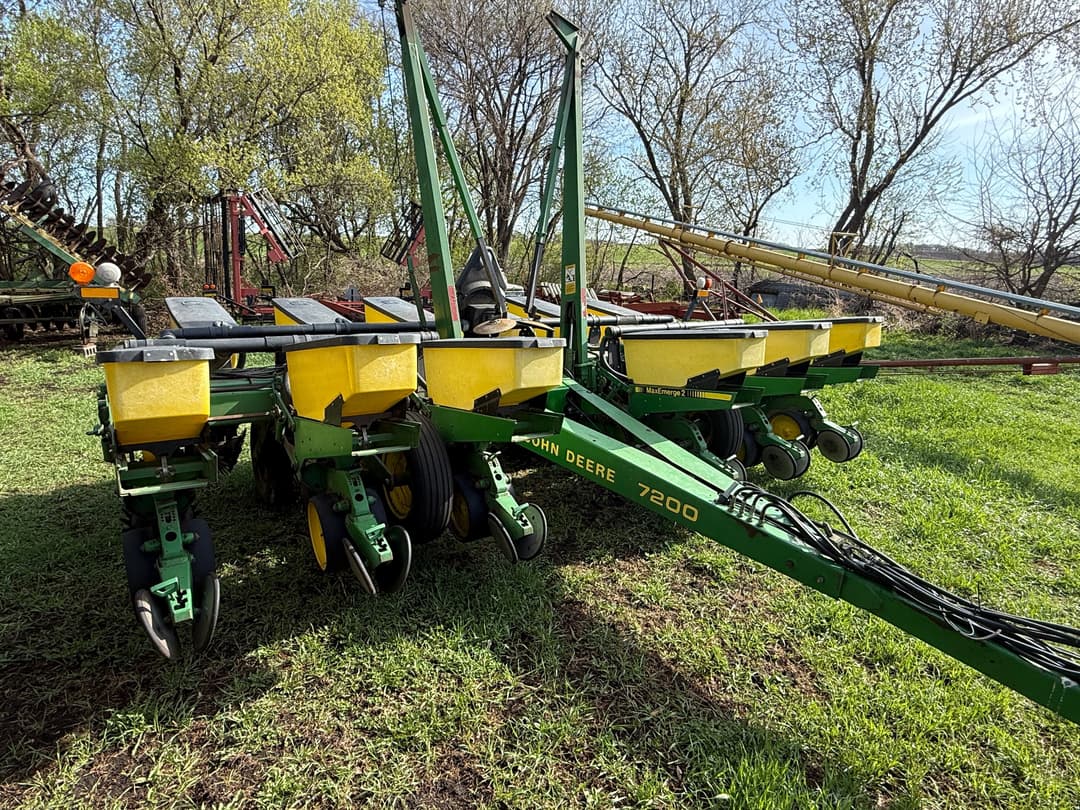Image of John Deere 7200 Image 0
