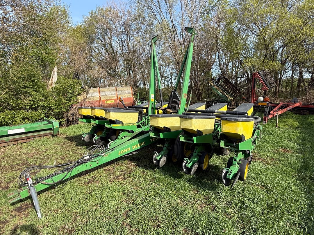 Image of John Deere 7200 Image 1