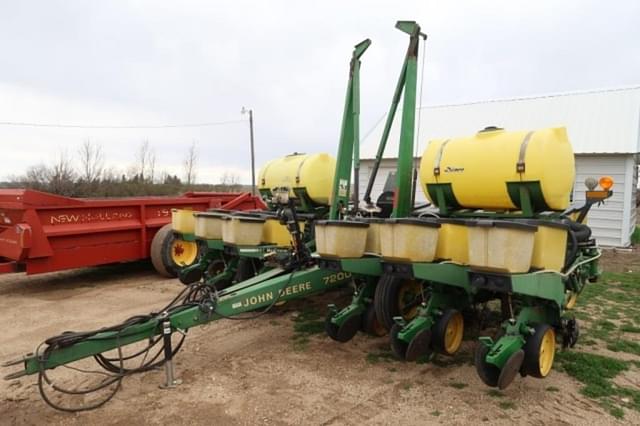 Image of John Deere 7200 equipment image 1