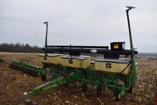 Image of John Deere 7200 equipment image 1