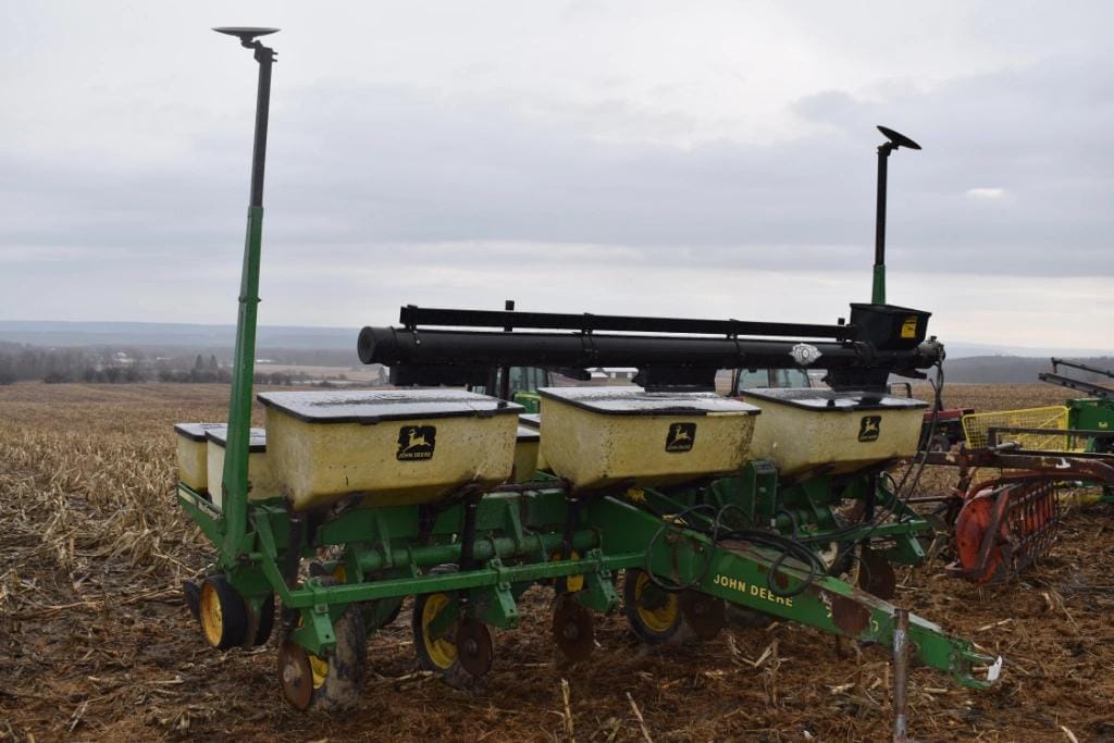 John Deere 7200 Equipment Image0