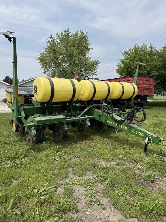 Image of John Deere 7200 equipment image 1