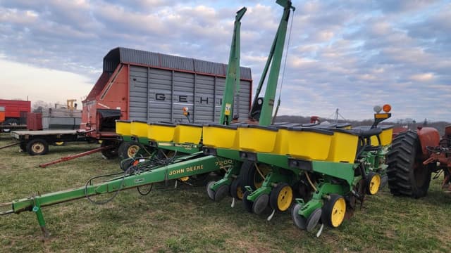 Image of John Deere 7200 equipment image 4