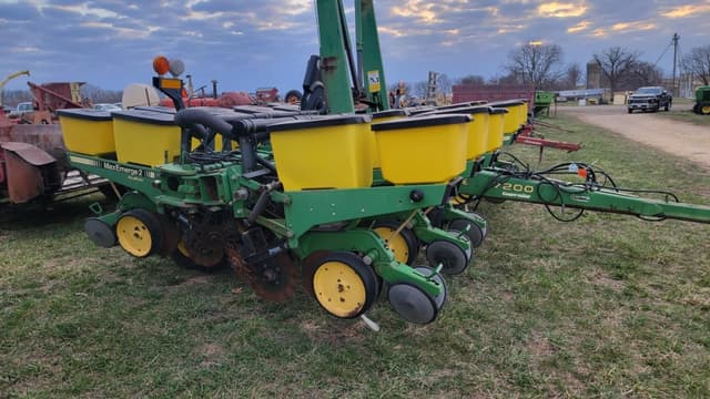 Image of John Deere 7200 equipment image 2