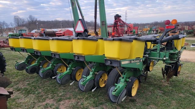Image of John Deere 7200 equipment image 1