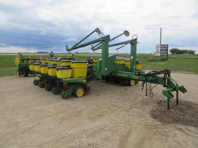 Image of John Deere 7200 equipment image 1
