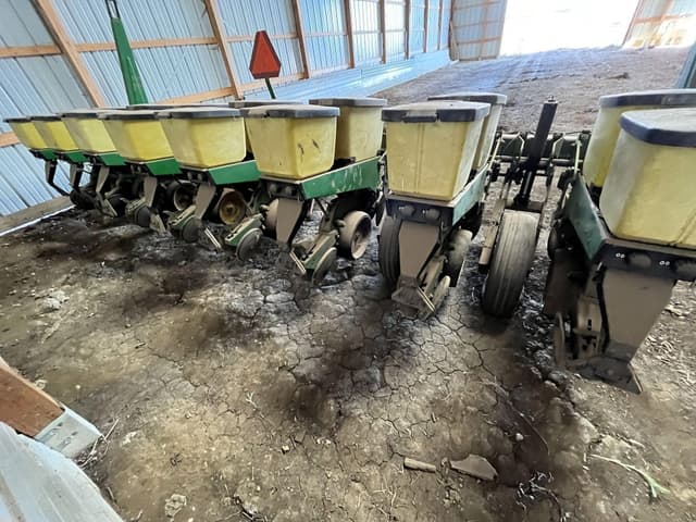 Image of John Deere 7200 equipment image 1