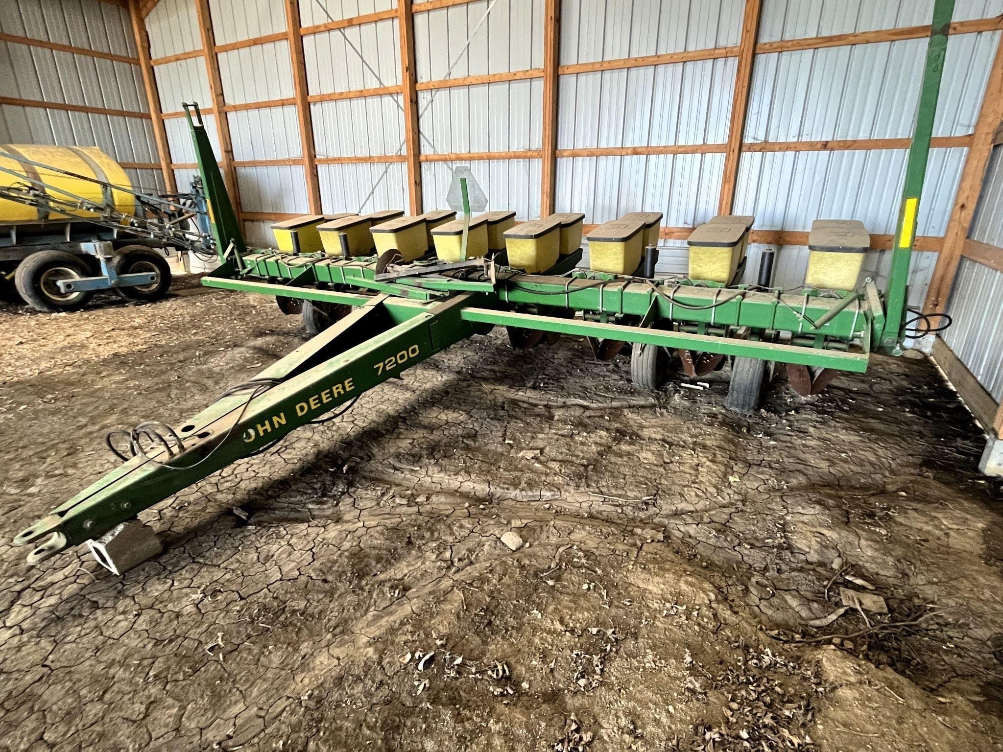 John Deere 7200 Equipment Image0