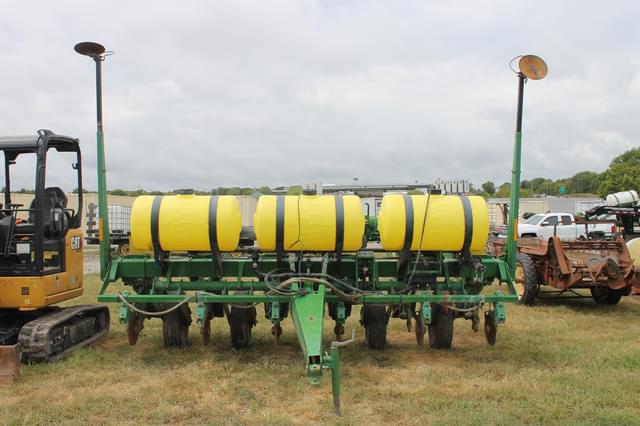 Image of John Deere 7200 equipment image 1