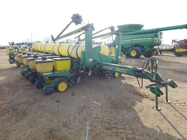 Image of John Deere 7200 equipment image 1
