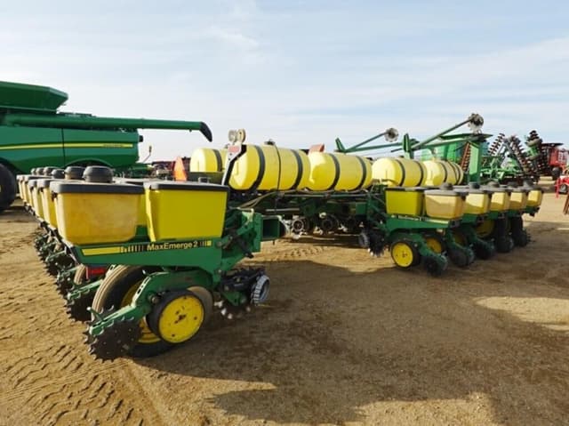 Image of John Deere 7200 equipment image 2