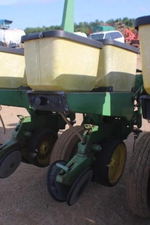 Image of John Deere 7200 equipment image 4