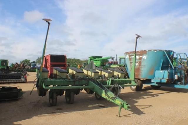 Image of John Deere 7200 equipment image 1