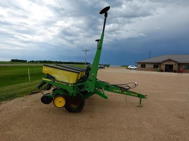 Image of John Deere 7200 equipment image 1