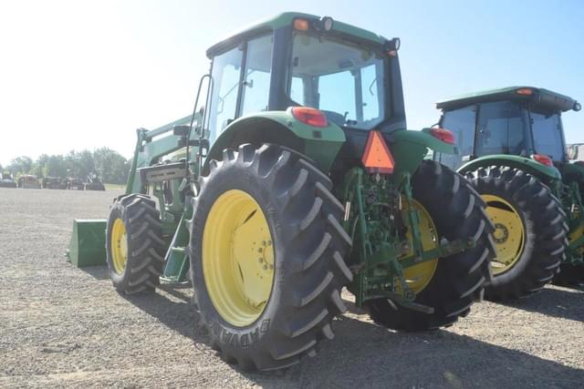 Image of John Deere 7230 equipment image 1