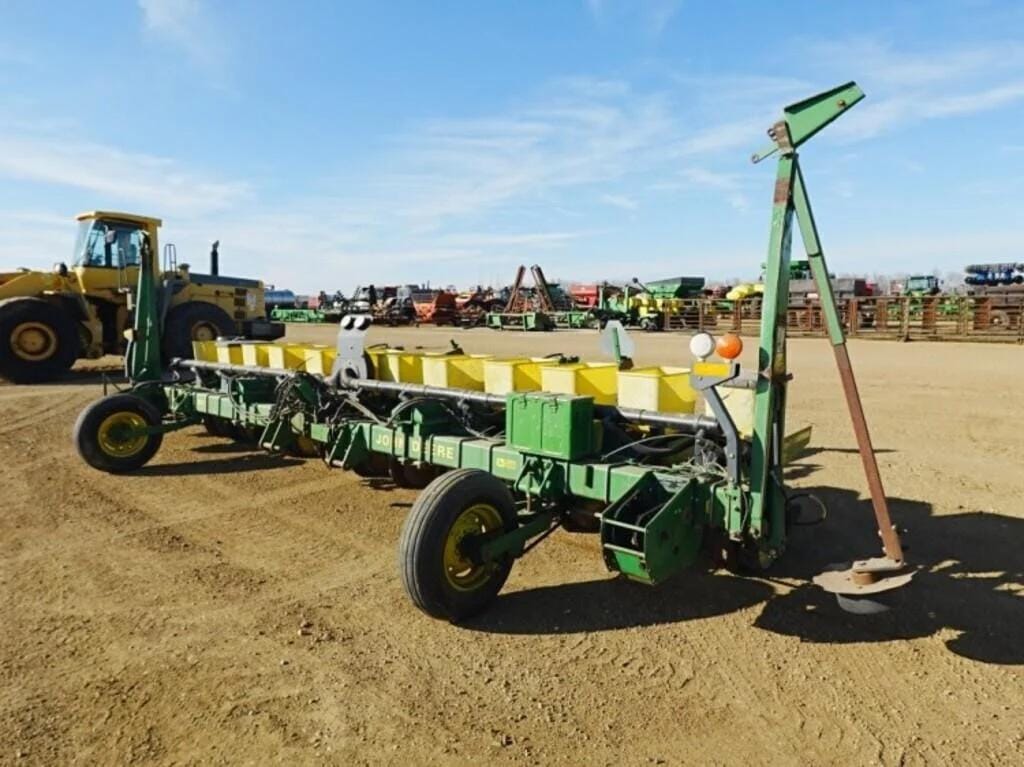 John Deere 7300 Equipment Image0