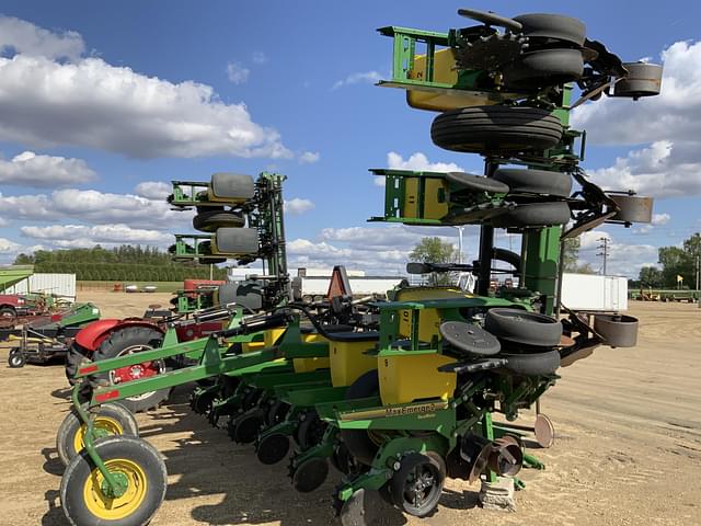Image of John Deere 7300 equipment image 3
