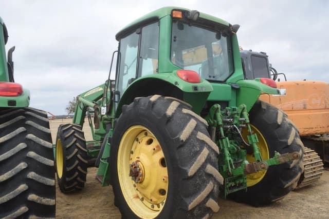 Image of John Deere 7320 equipment image 1