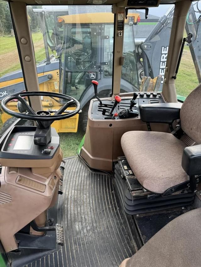 Image of John Deere 7400 equipment image 3
