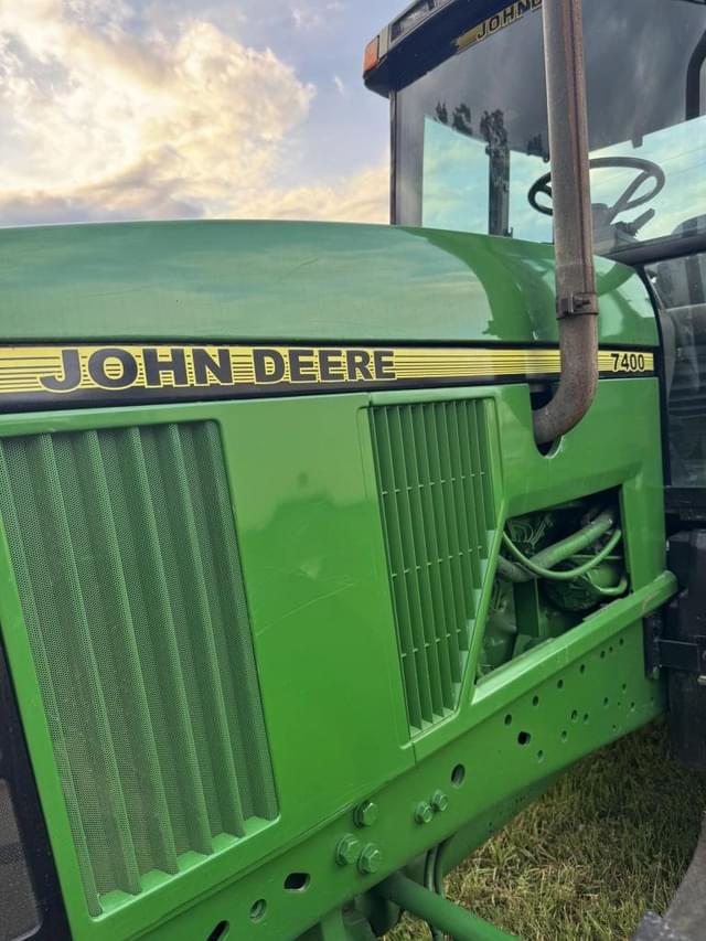 Image of John Deere 7400 equipment image 1