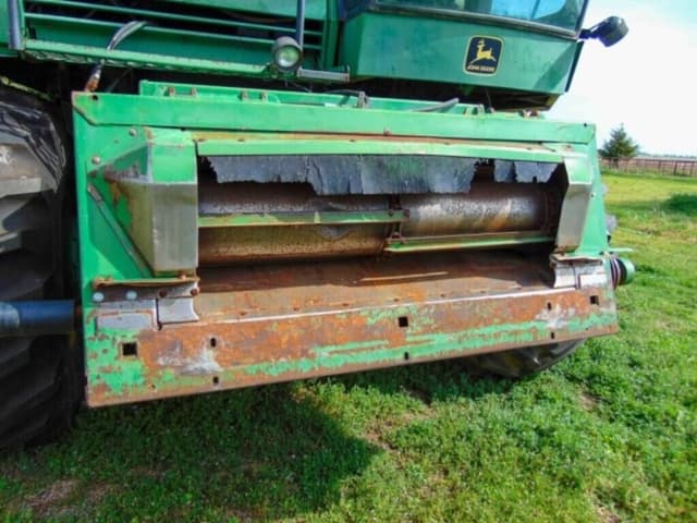 Image of John Deere 7720 Titan II equipment image 4