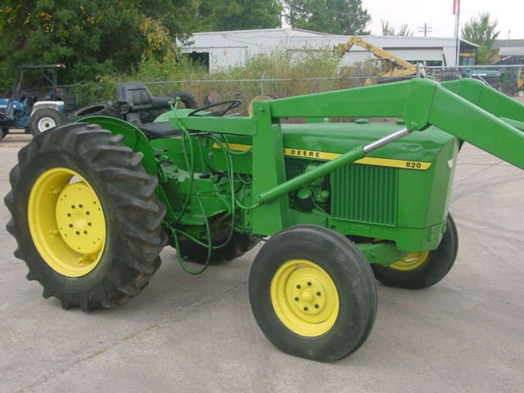 Image of John Deere 820 Image 1