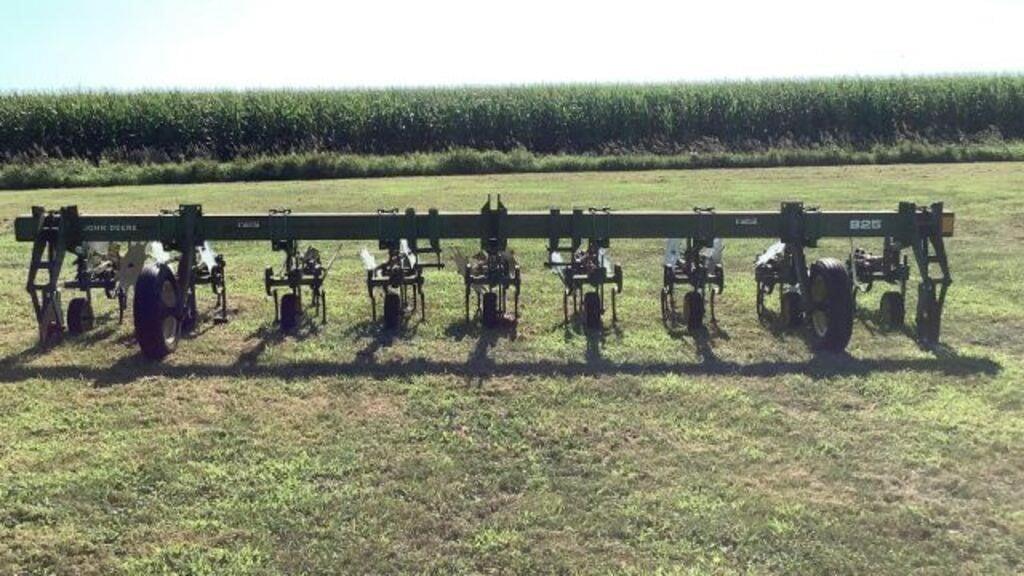Image of John Deere 825 Image 0