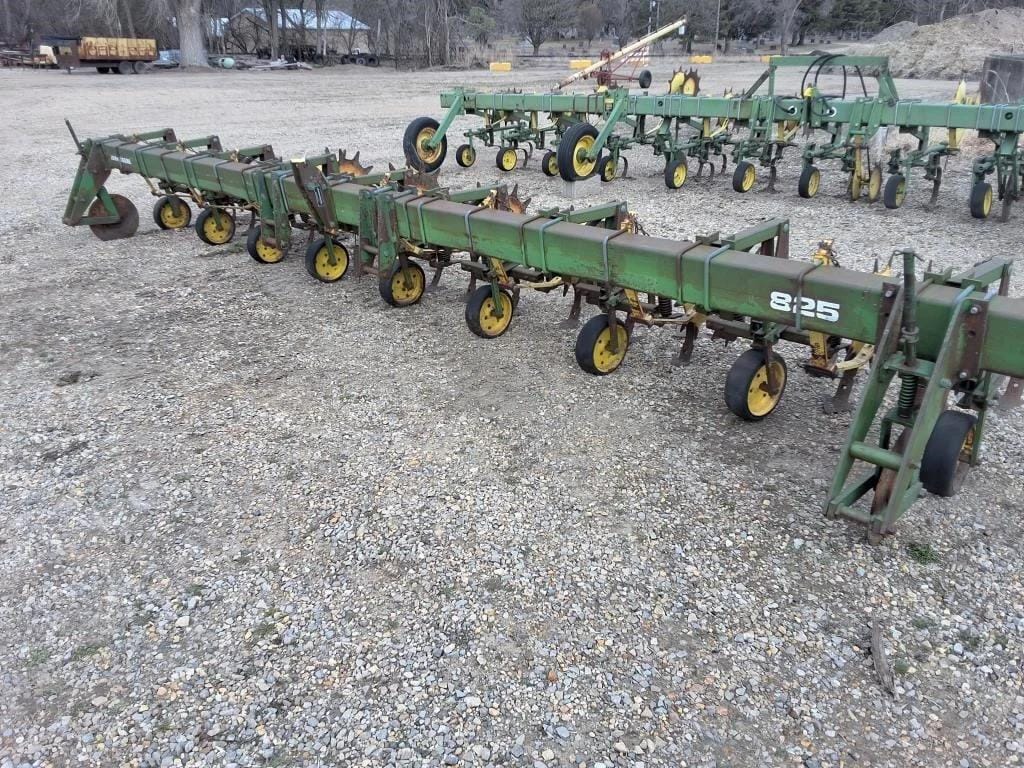 John Deere 825 Equipment Image0