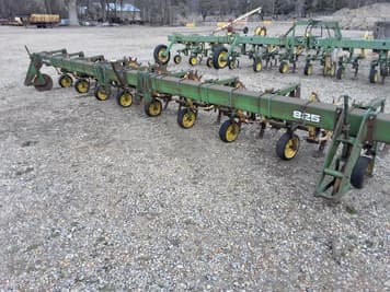 Main image John Deere 825