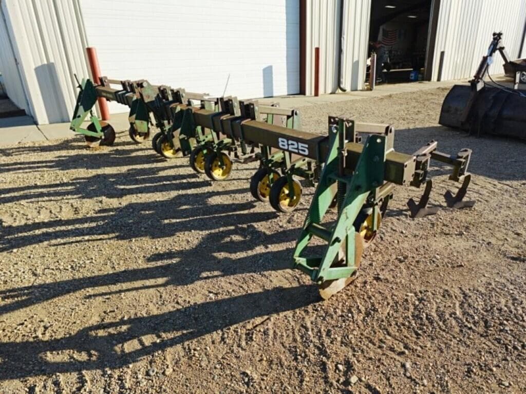 Image of John Deere 825 Primary image